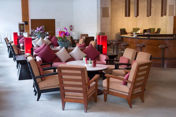 Les housses de chaises extensibles en contexte professionnel : restaurants, hôtels et bureaux - Atelier de la housse