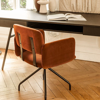 Chaise de bureau orange en velour sur parquet