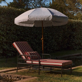 Photo de chaise longue d'extérieur noir avec coussin rouge et blanche