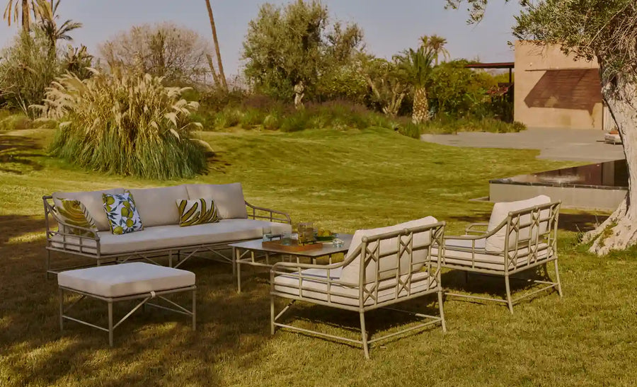 Canapé table et chaise extérieur avec coussin sur gazon