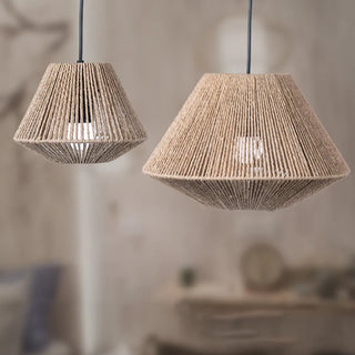 Lampe en rotin avec abat-jour géométrique - Téa sur fond gris