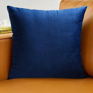 Triumph - Housse de coussin en Velours Bleu foncé sur fond gris