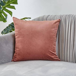 Triumph - Housse de coussin en Velours Rose incarnadin sur fond gris