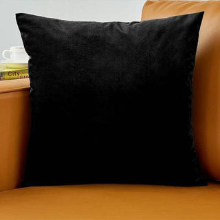 Triumph - Housse de coussin en Velours Noir sur fond gris