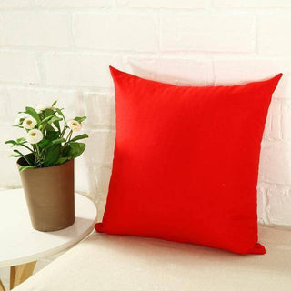 Triumph - Housse de coussin lisse Rouge sur fond gris