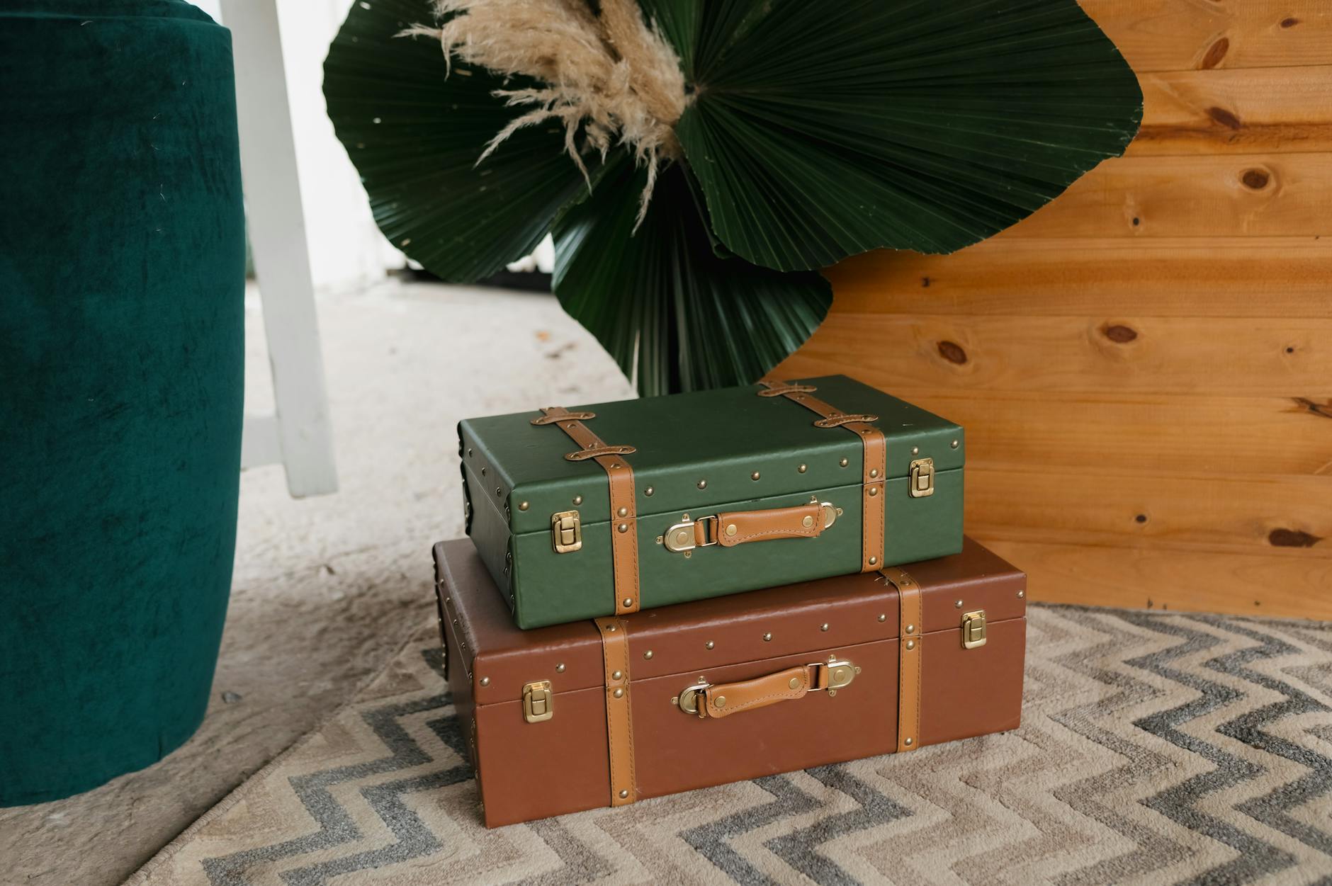 Comment relooker une malle ancienne — malle vintage décorée peinture