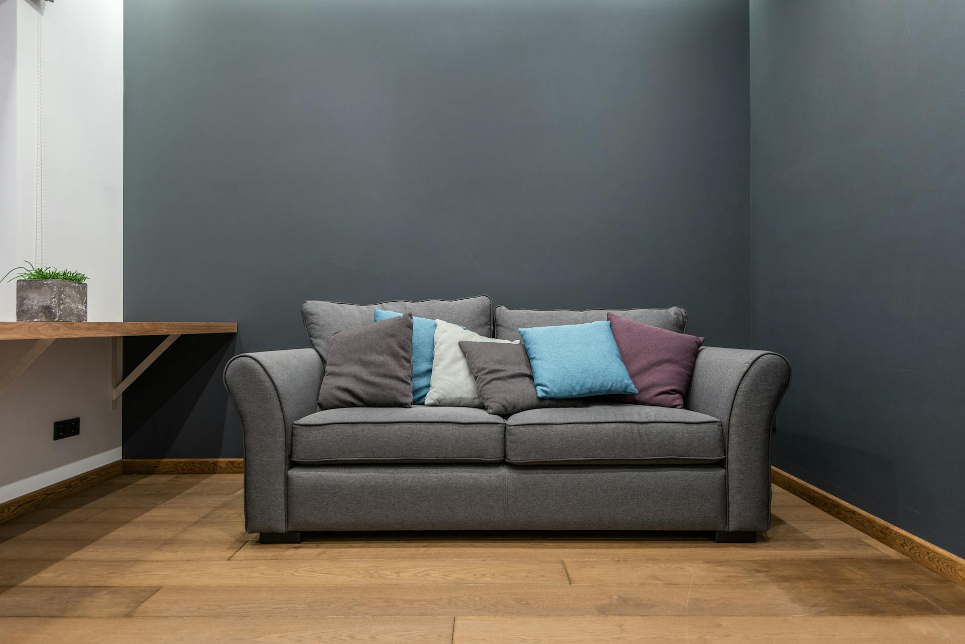 Quelle déco pour aller avec — salon avec canapé gris anthracite