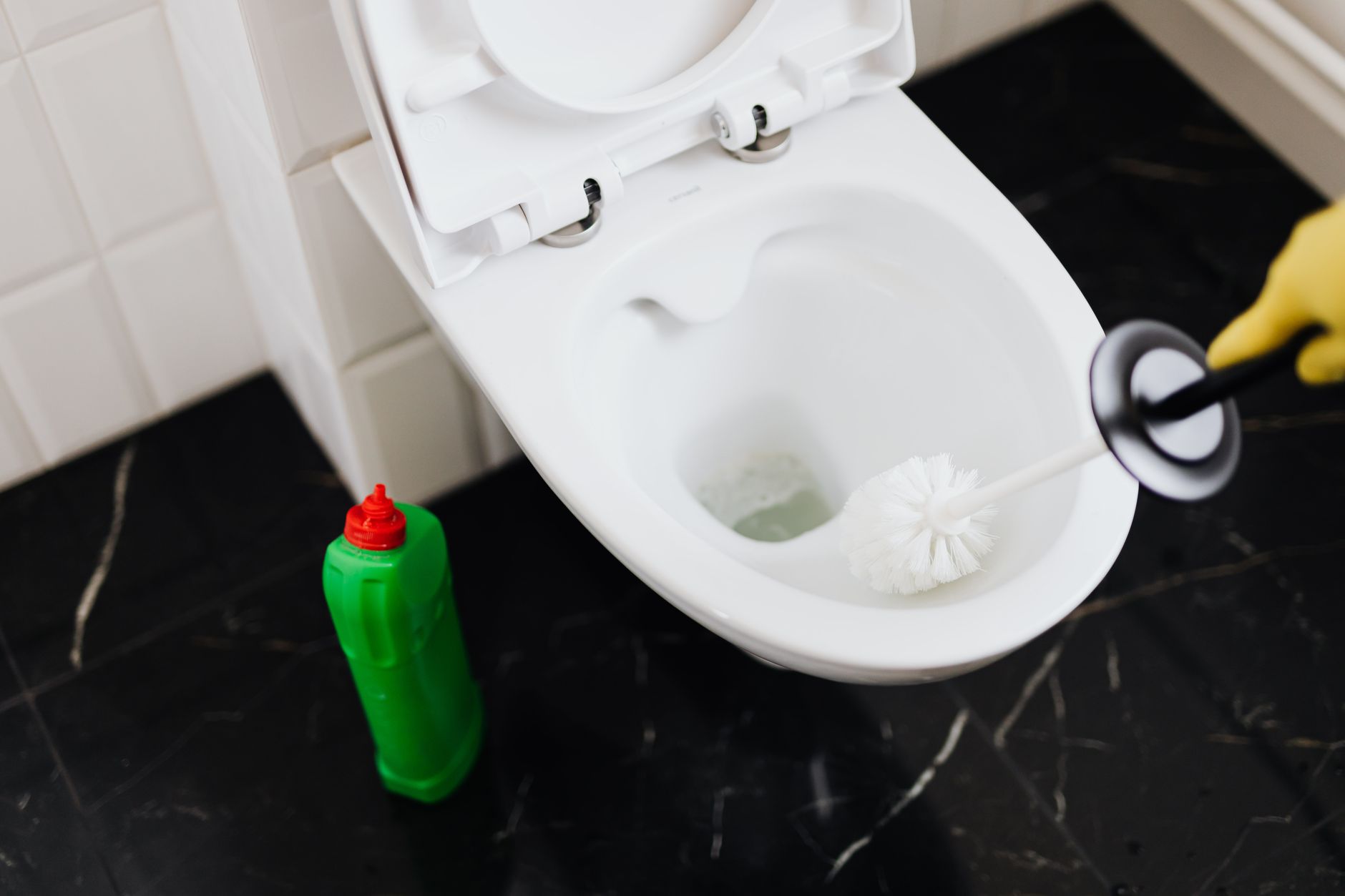 Détartrer WC : le vinaigre blanc, un allié écologique insoupçonné — nettoyage toilettes vinaigre bicarbonate