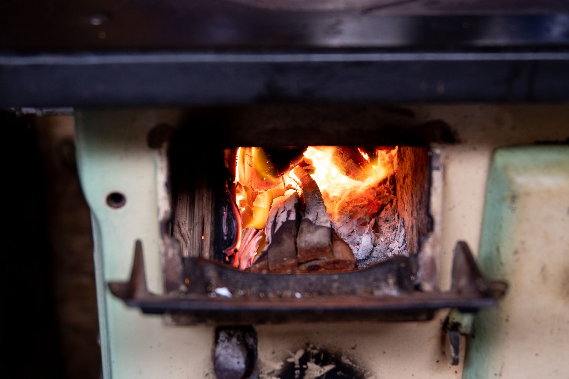 Démêlons le vrai du faux sur l’interdiction du poêle à bois en 2027 — poêle à bois brûlant dans une maison