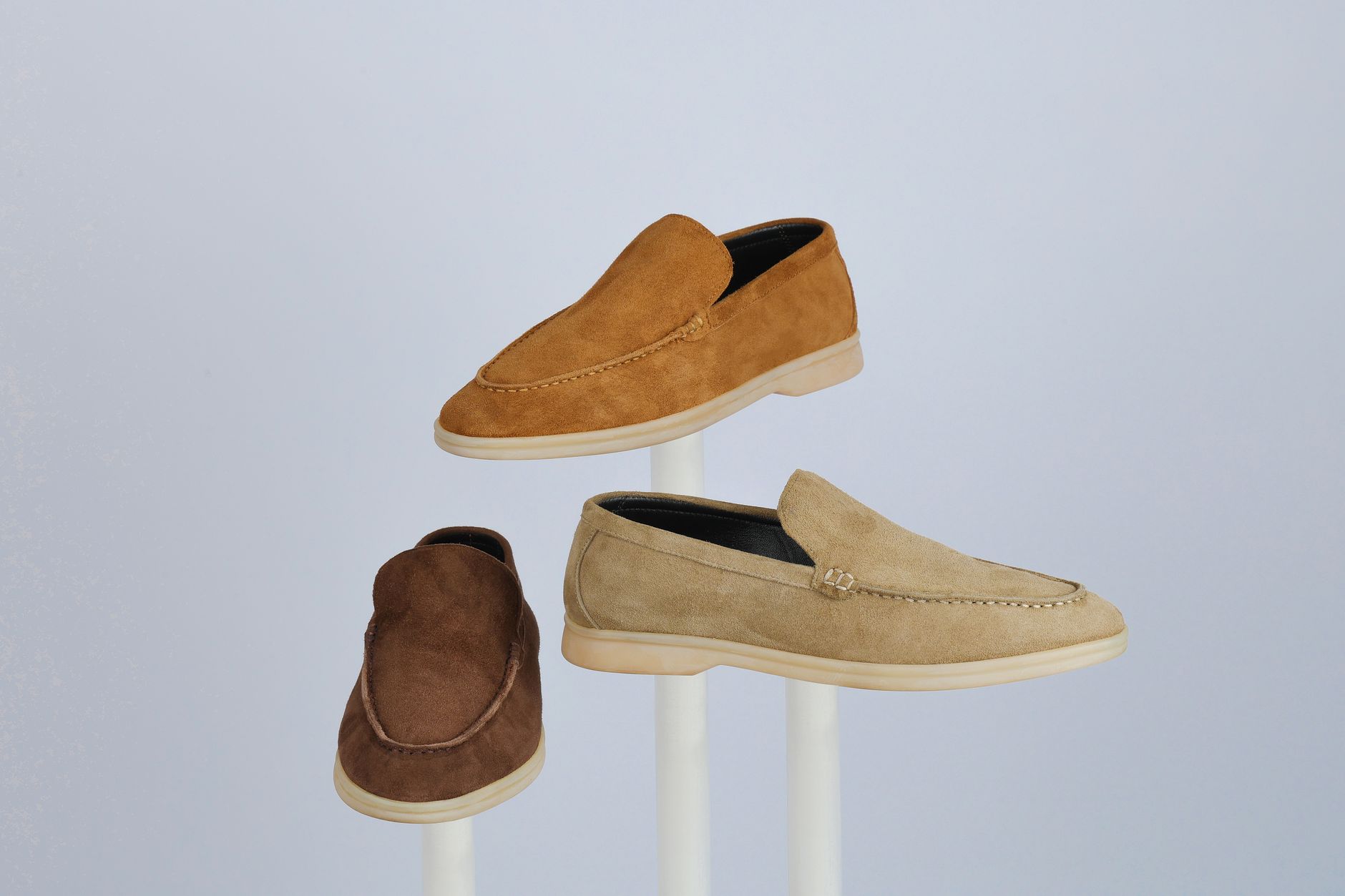 Astuces de grand-mère pour nettoyer le daim sans l’abîmer : principes essentiels — nettoyage de chaussures en daim avec brosse