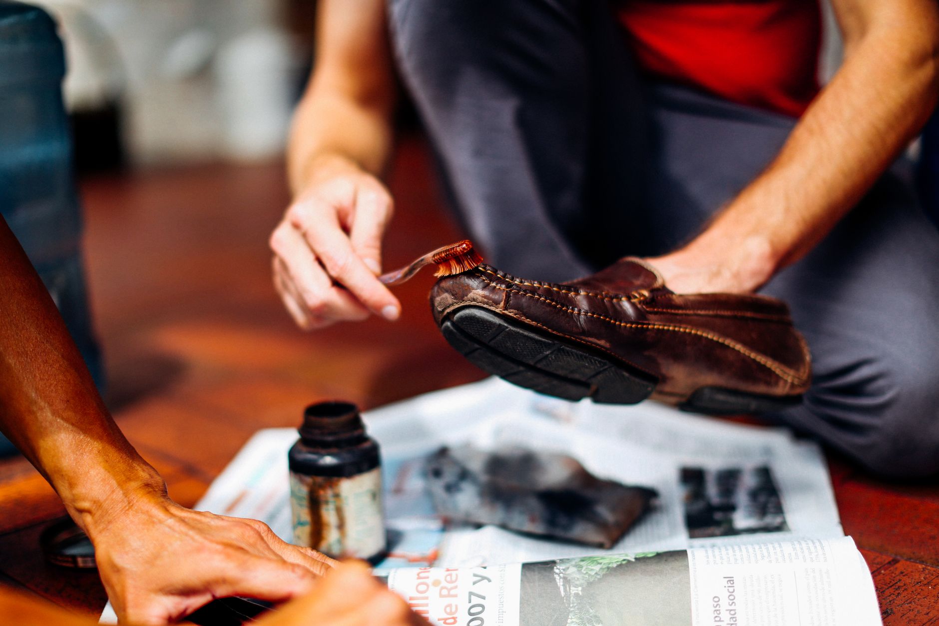 Nettoyer le daim les astuces — nettoyage de chaussures en daim avec brosse
