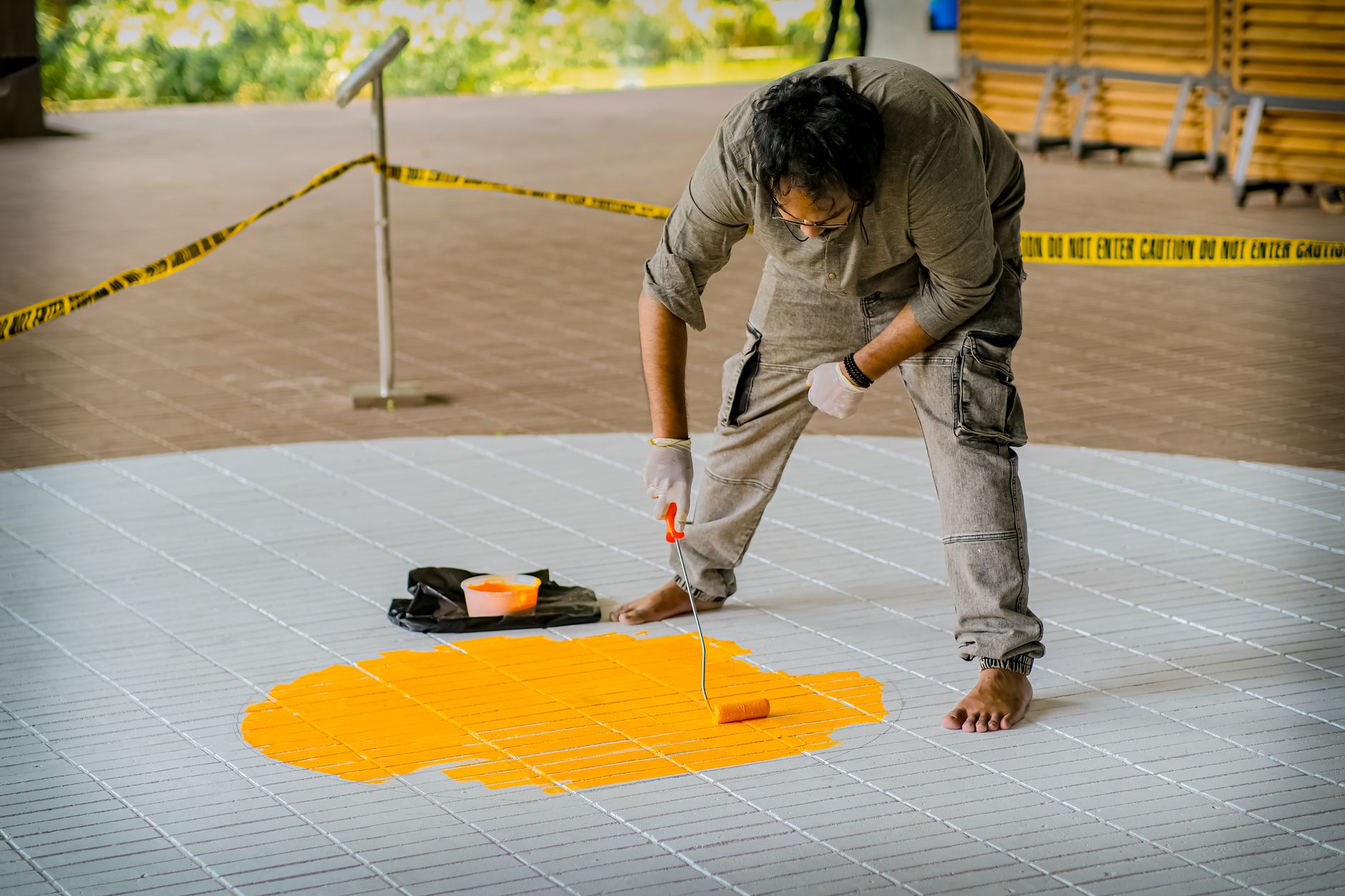 Comprendre la porosité du béton extérieur : le premier geste avant toute peinture — processus de peinture sol en béton extérieur