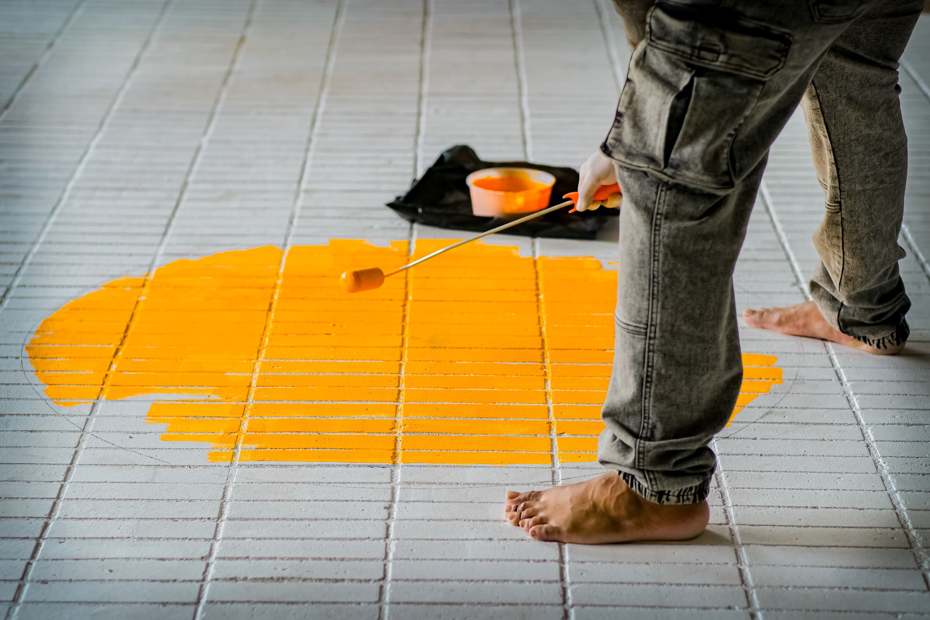 Peindre un sol en béton — processus de peinture sol en béton extérieur