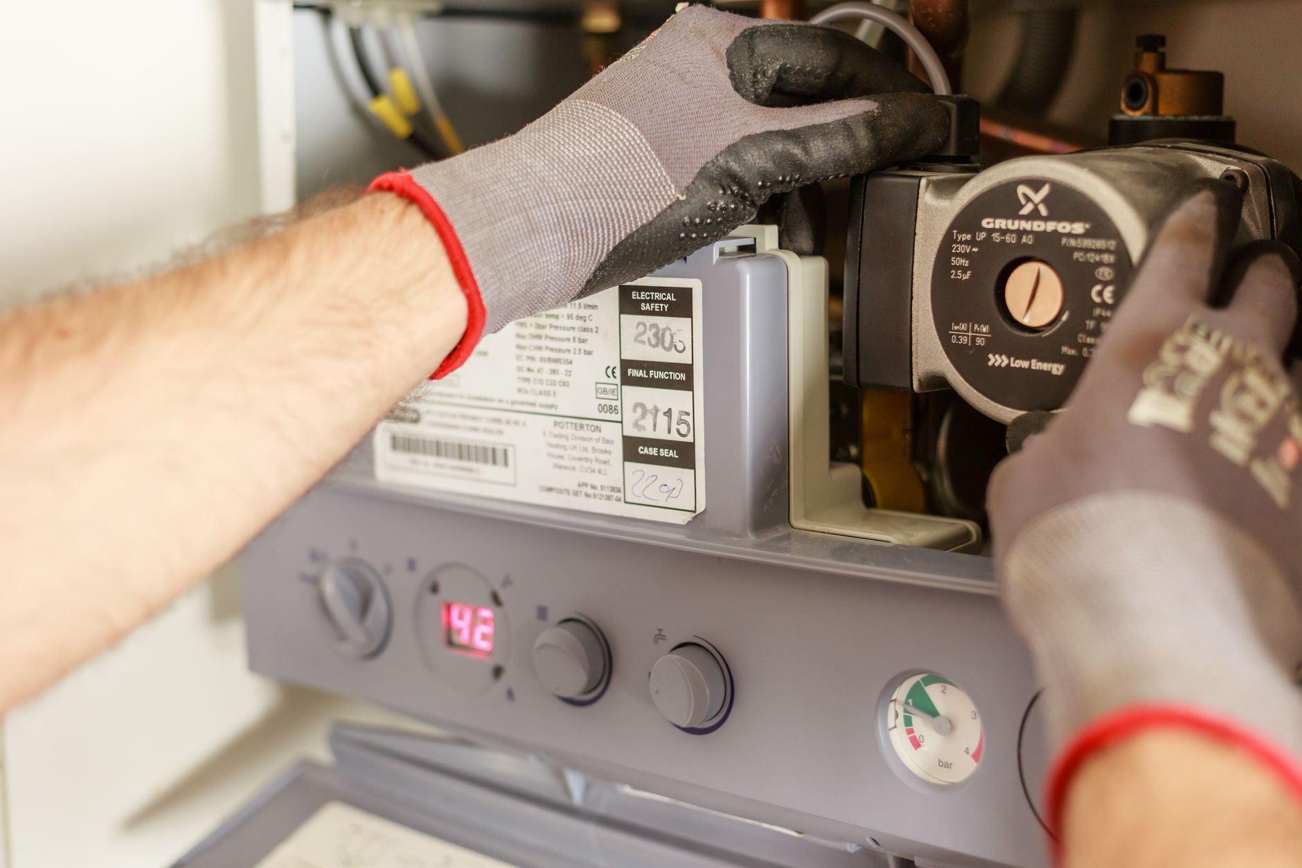Proxiserve, plombier chauffagiste entretien et — plombier réparant système de chauffage à domicile