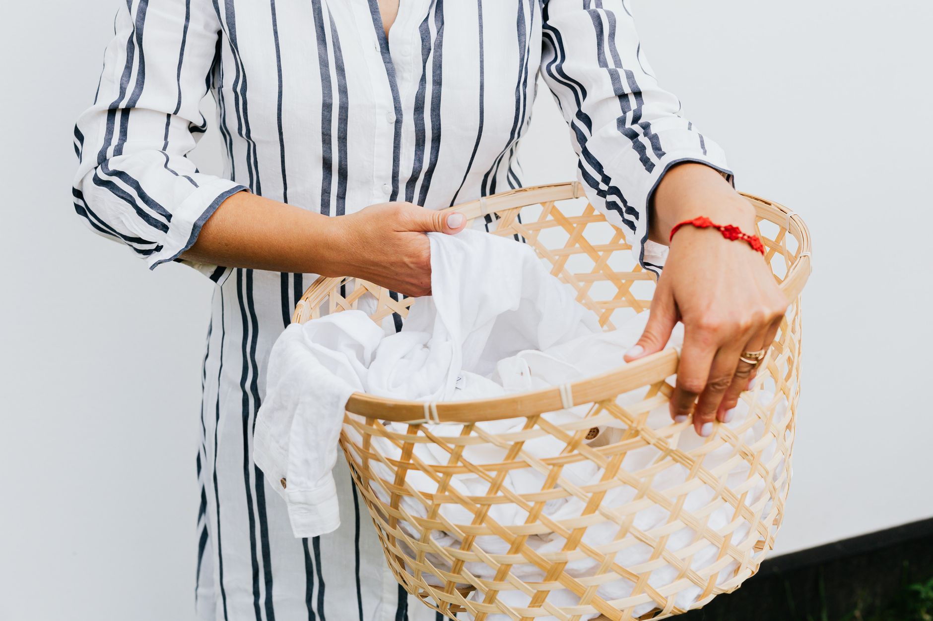 Linge déteint : comprendre les causes et les bons réflexes à adopter immédiatement — panier de linge déteint