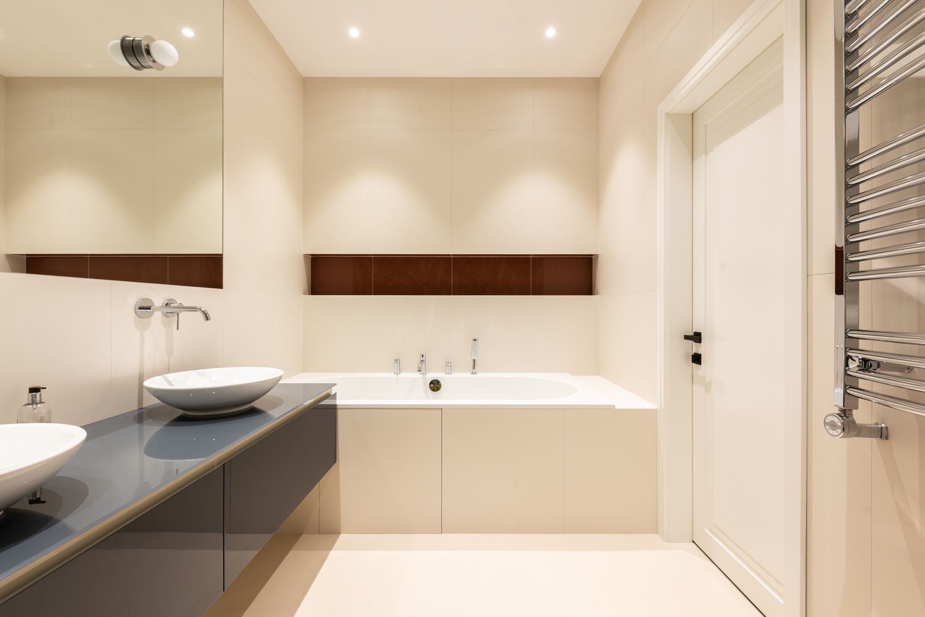 Combien de spots par m² — salle de bain moderne avec éclairage encastré