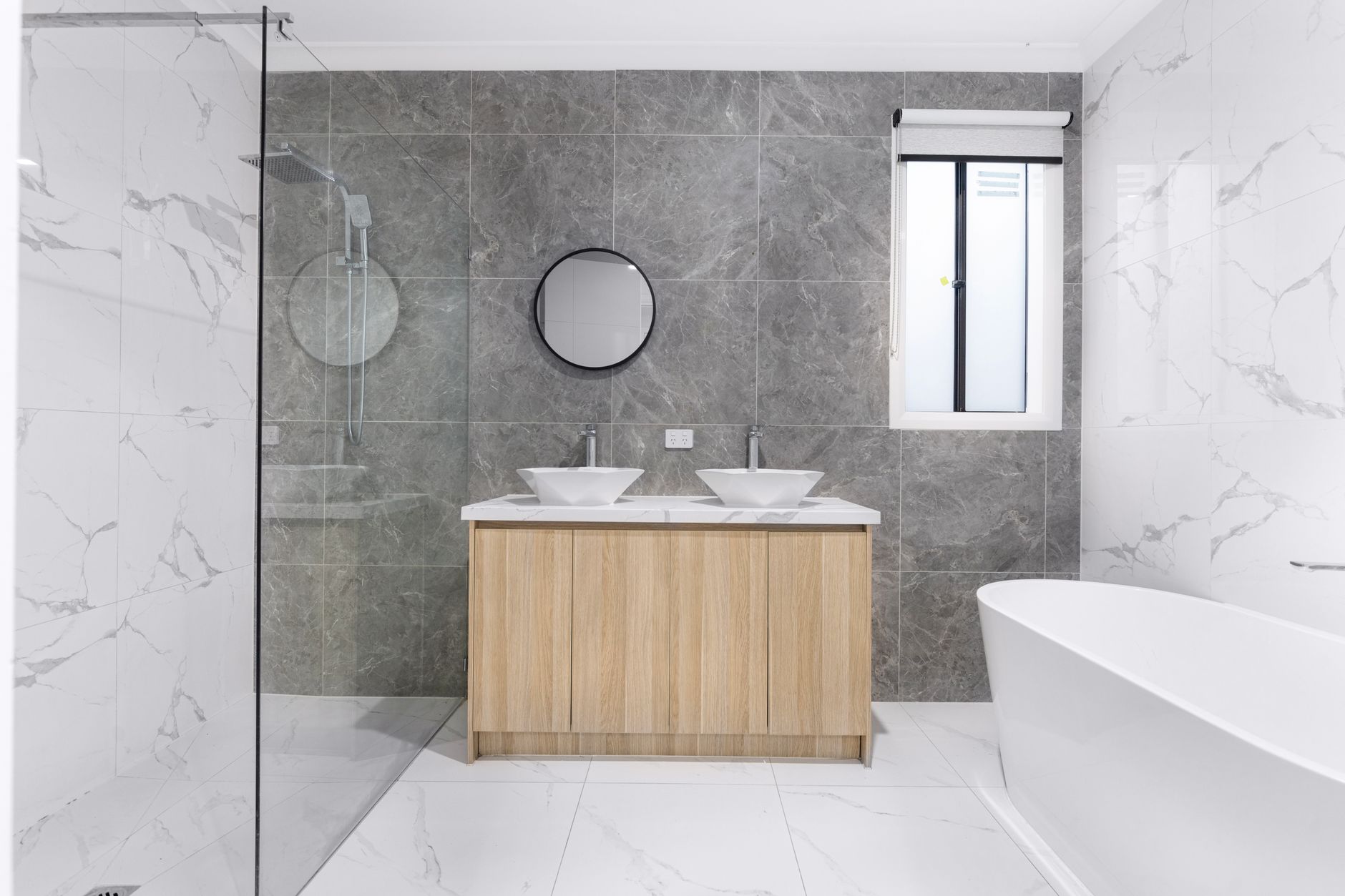 Prix rénovation salle de bain : les budgets à prévoir selon l’ampleur des travaux — rénovation salle de bain moderne carrelage